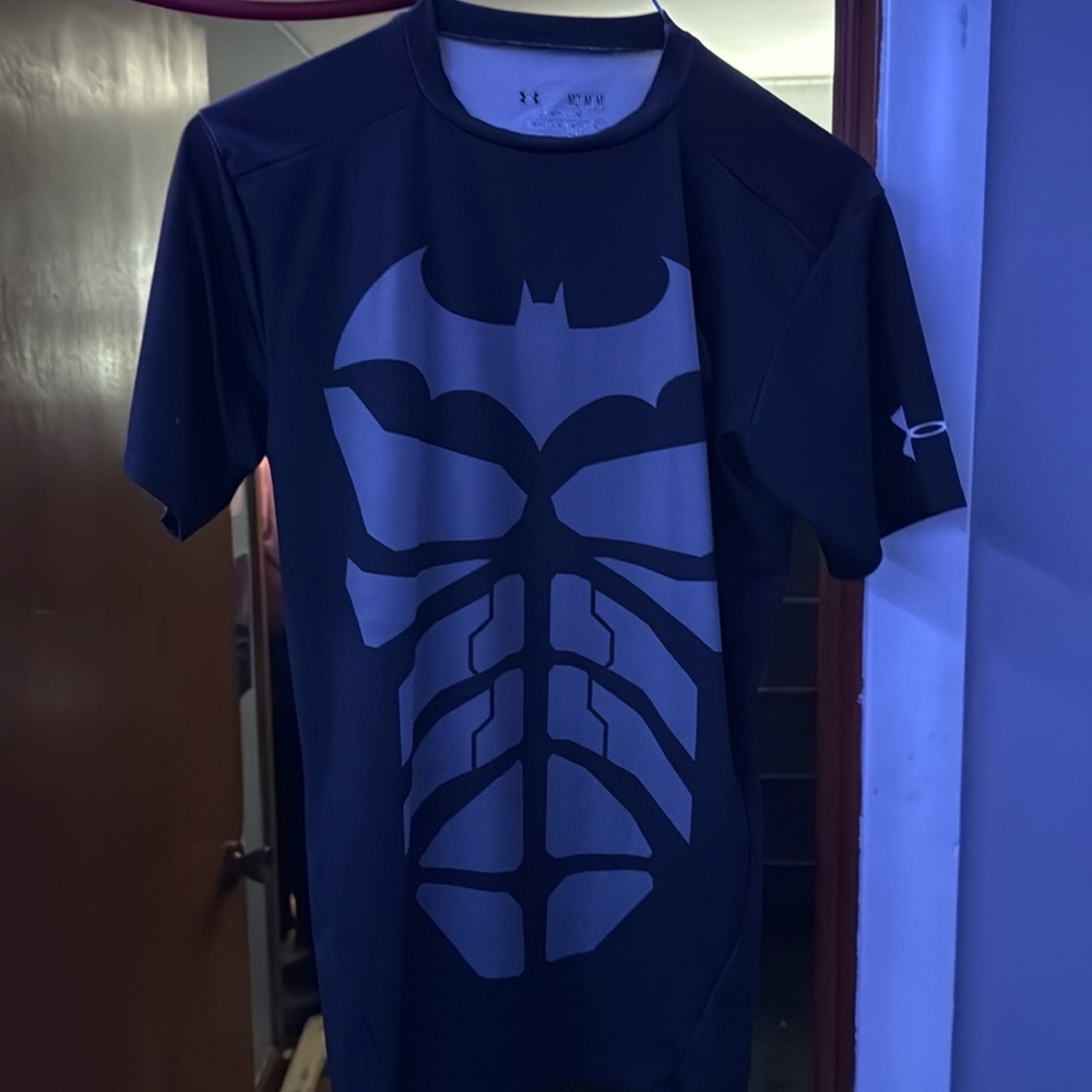 UNDERARMOUR BATMAN COMPRESSION TSHIRT - SIZE MEDIUM